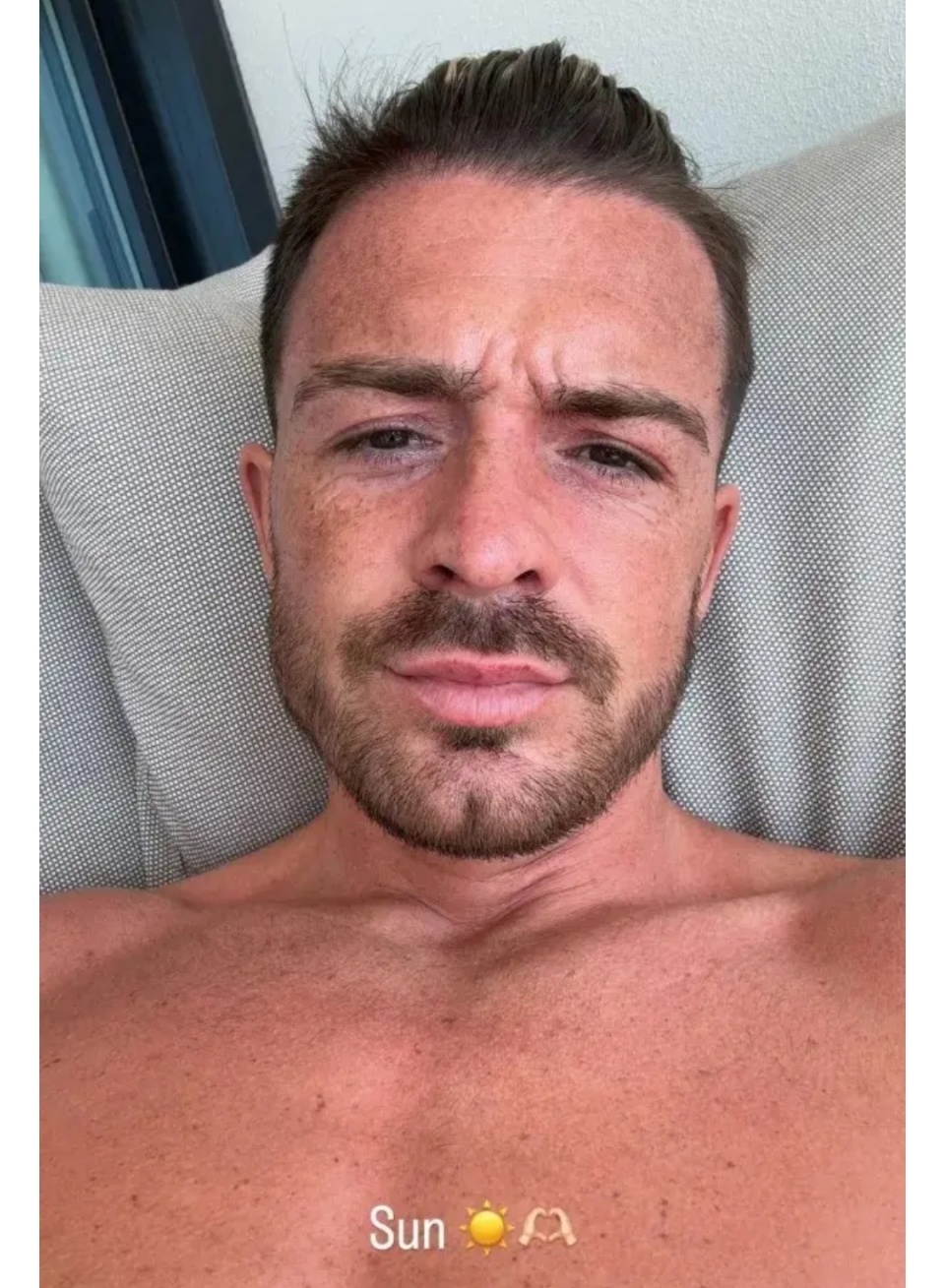 度假,格拉利什也是在自己的社媒上晒出了度假的照片,有自己的自拍照