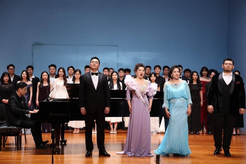 音乐为媒,武汉音乐学院欧美同学会"同心共颂爱国情"