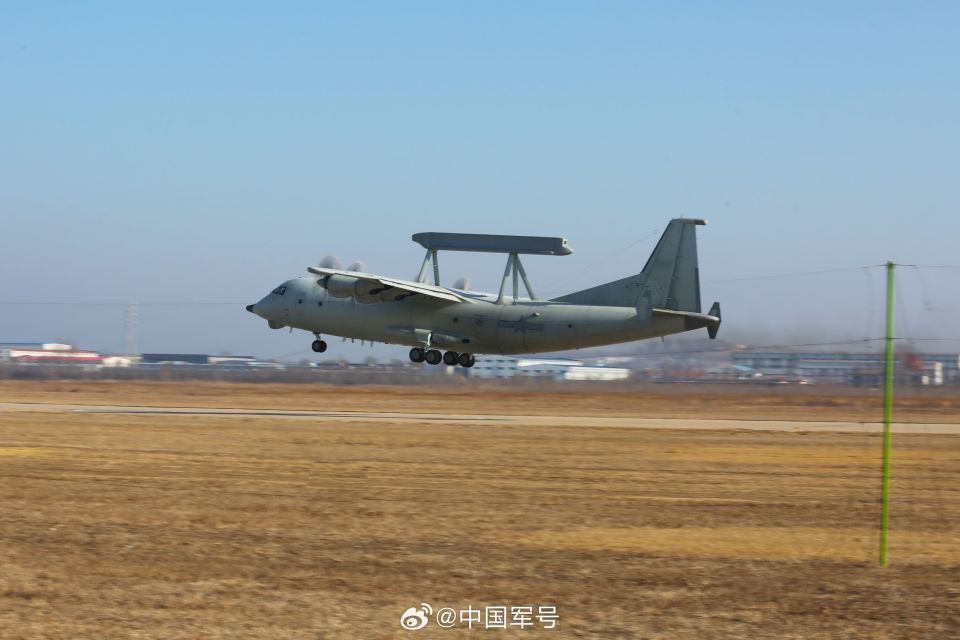 海军航空兵多机型跨昼夜飞行训练