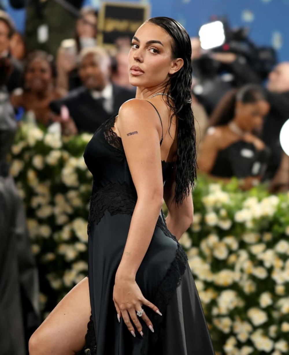 c罗女友首秀metgala,"只穿睡裙"引发争议,花数百万入场却没品味