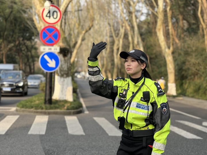 杭州景区女骑警图片