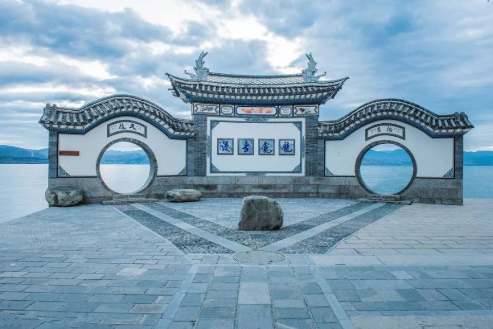 大理地区一带,白族农家的民居以三坊一照壁最为常见.