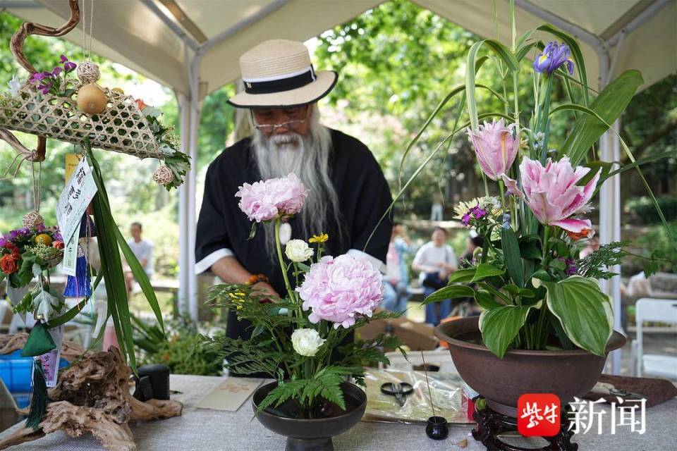 网罗了各类非遗美食和非遗好物,脚踏糕,银丝面,惠山油酥,让市民一饱口