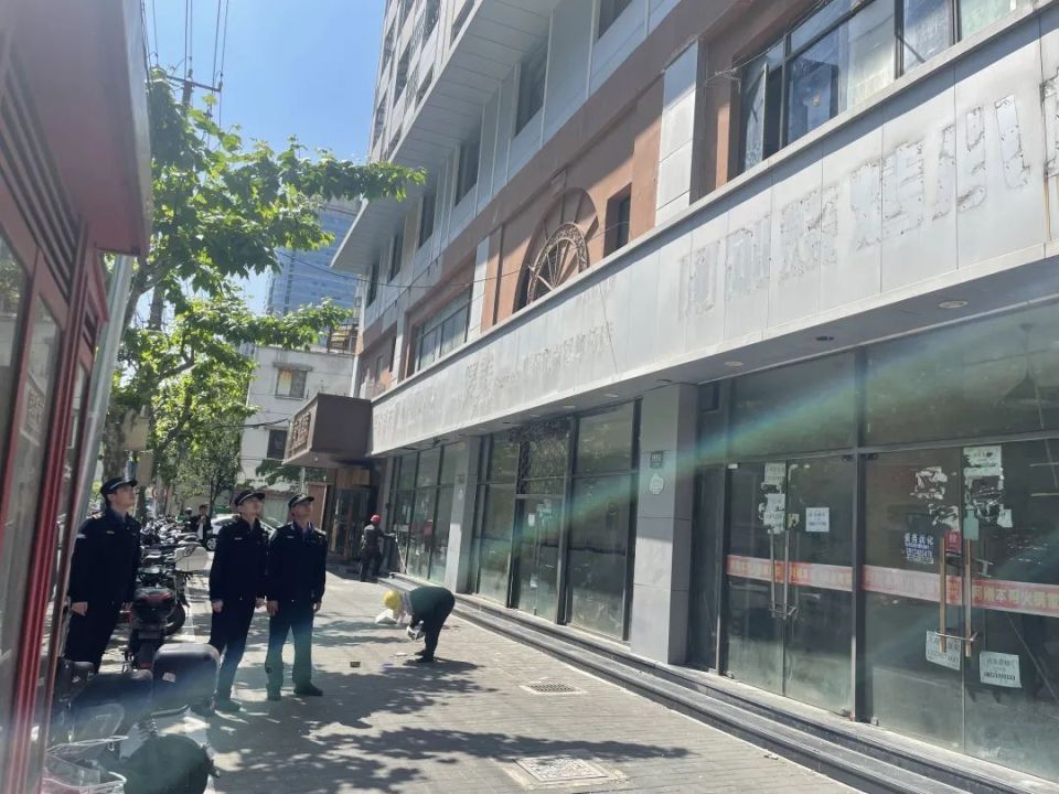 守护"头顶上的安全",天目西路街道开展户外招牌专项整治行动