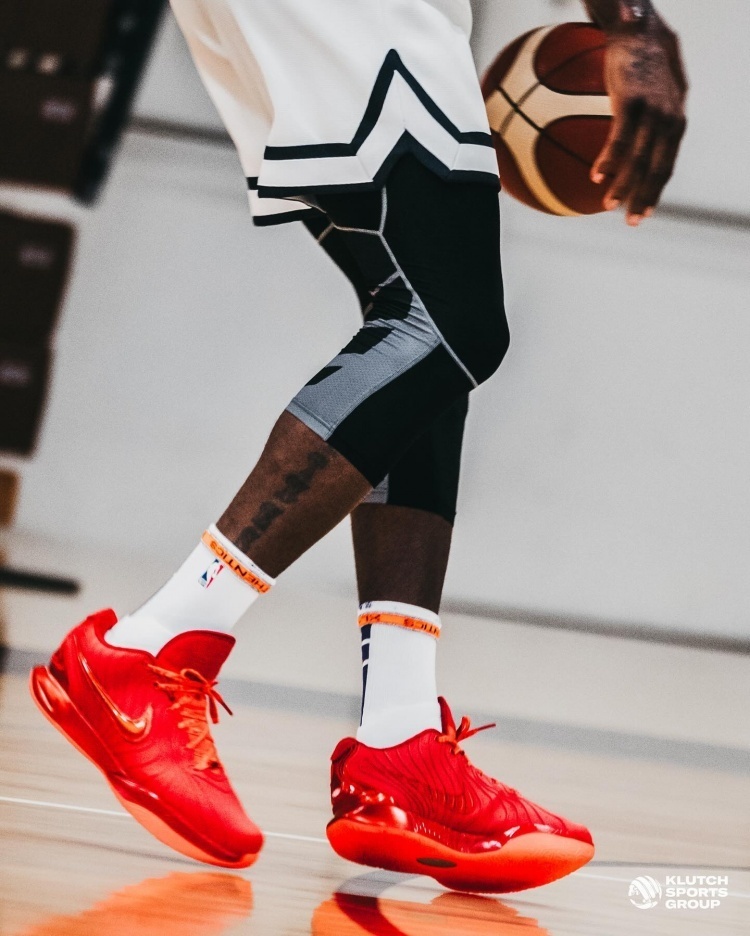 直播吧6月4日讯 今日詹姆斯更新ins晒出训练照,配文:95.