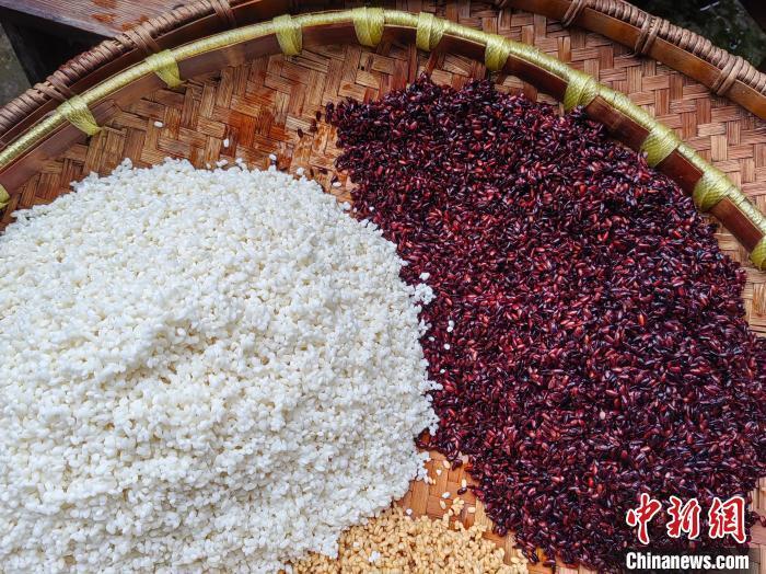 广西苗乡"包粽"忙  特产香糯搭上互联网"快车"