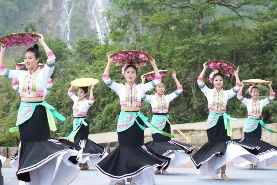 在开幕式现场,金平县民族歌舞团以及马鞍底乡当地的文艺团队给在场的