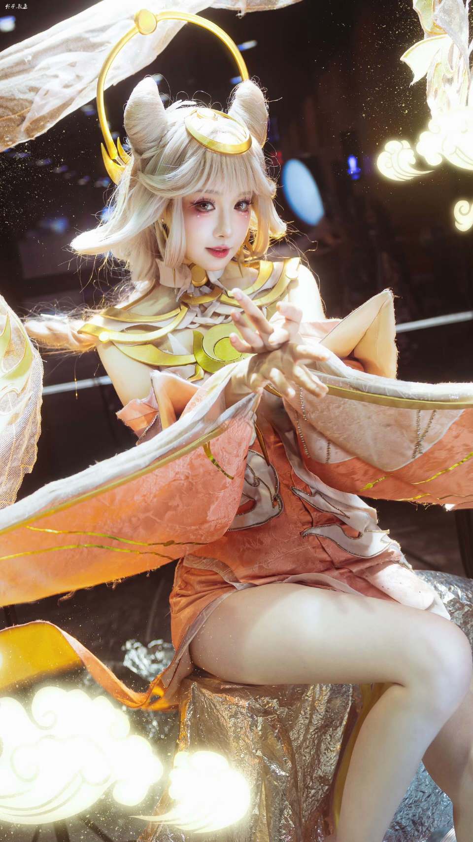 网红cos貂蝉情人节皮肤,金衣白发身材绝佳,眼妆太好看,神还原