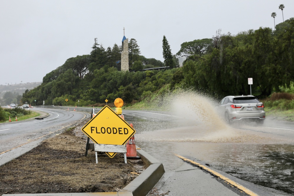 这是2月20日在美国加州洛杉矶县拍摄的积水的公路.