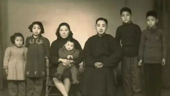 大学之前的时光,马中骐在上海度过,家里有五个兄弟姐妹,平时都热热闹