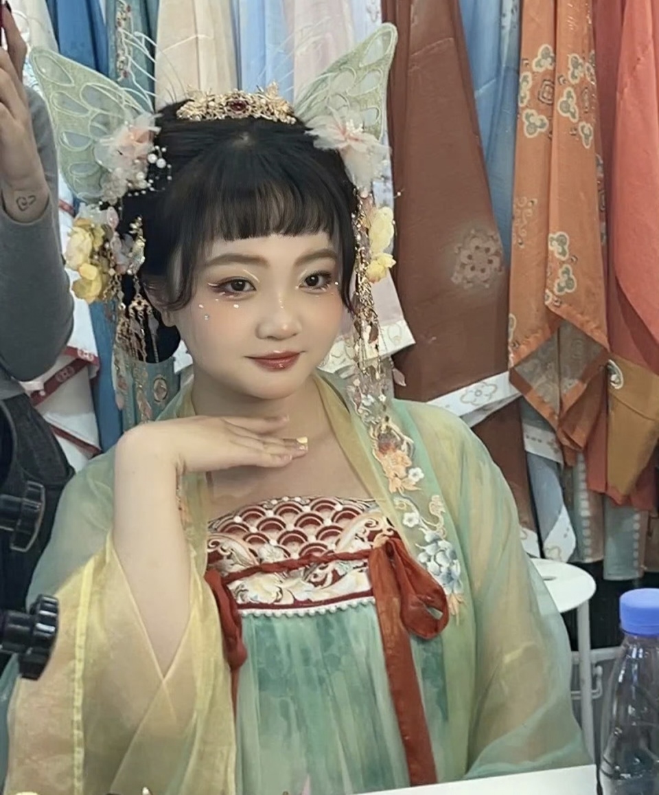 24岁林妙可参加同学婚礼,穿衣土气像大妈,身材发福被网友群嘲