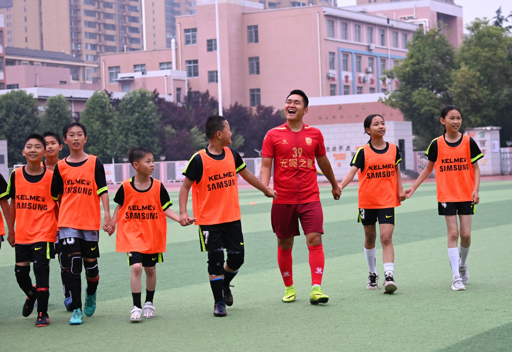 《麦兜当当伴我心》中伟大的男中音麦交被春田花花幼儿园园长