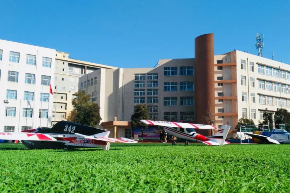 新乡市职业教育中心是响应河南省职教攻坚,优化职业教育资源配置,以