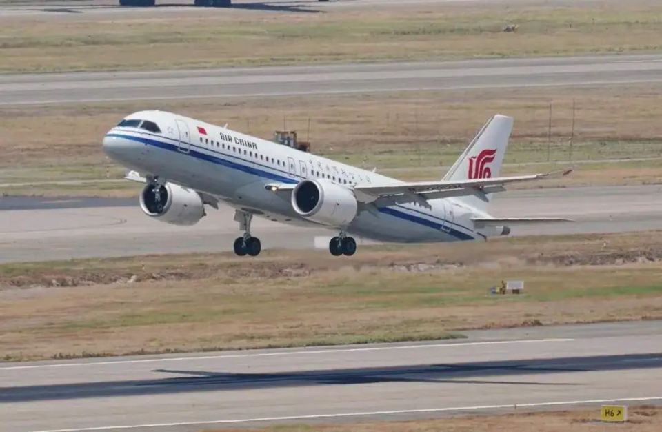 中国国产大型客机c919同时交付国航和南航首架飞机!