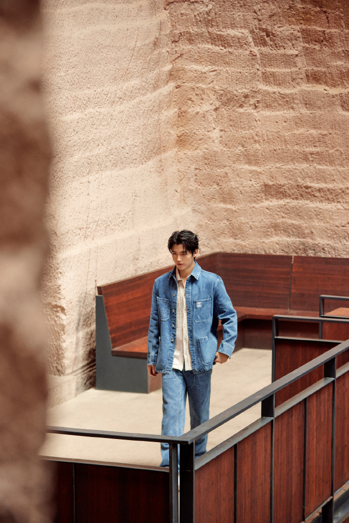 陈飞宇晒照庆24生日怀抱气球阳光帅气精修图宛如卡通人物