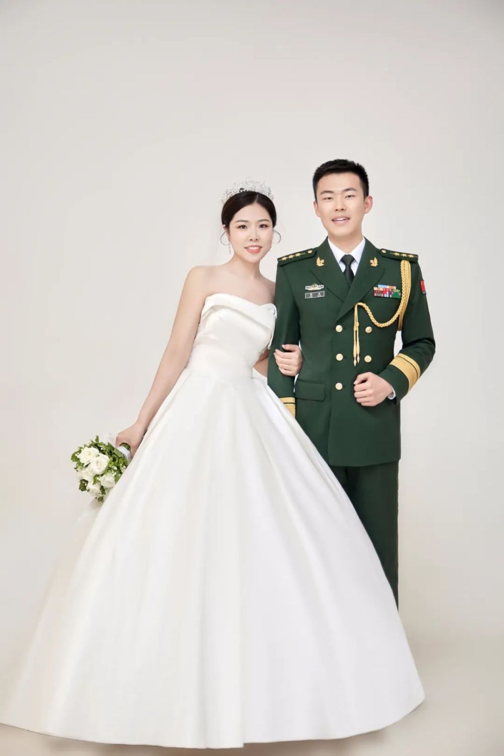 520专辑|绿军装白婚纱,爱与坚守同在_腾讯新闻