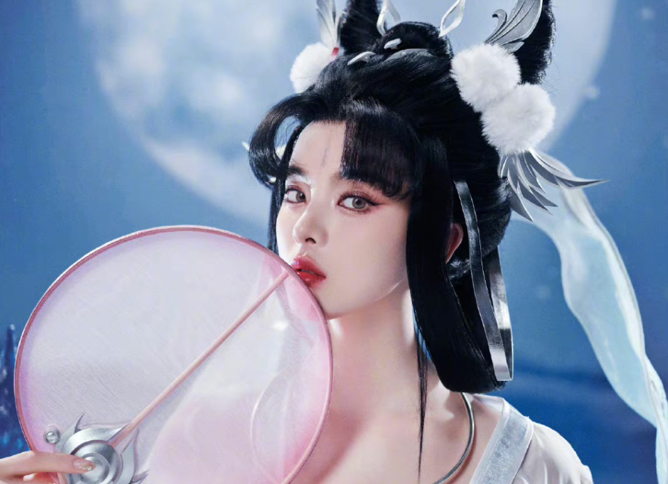 杨超越cos嫦娥备受好评,因戴六斤重的假发爆火,网友:建模脸太美了!