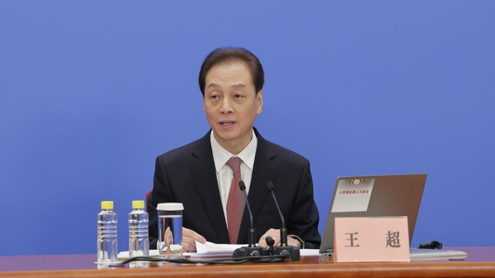 全国人大新任发言人王超首秀冷静应对外交立法议题成焦点