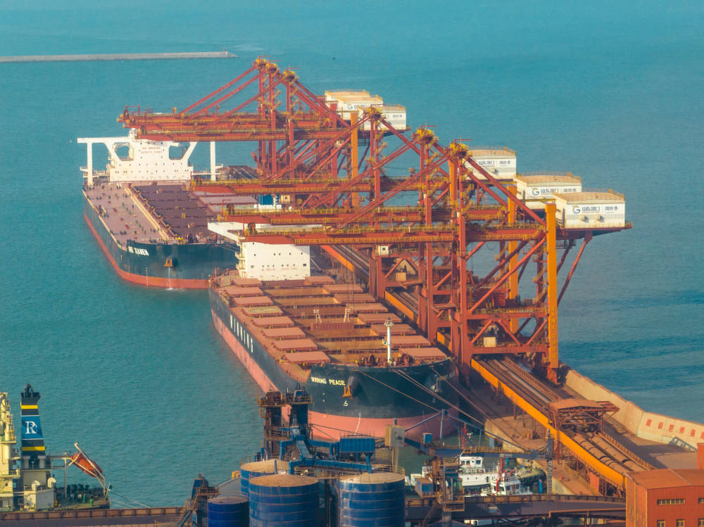 工作人员介绍,烟台港西港区30万吨级原油码头及外接管线工程竣工验收