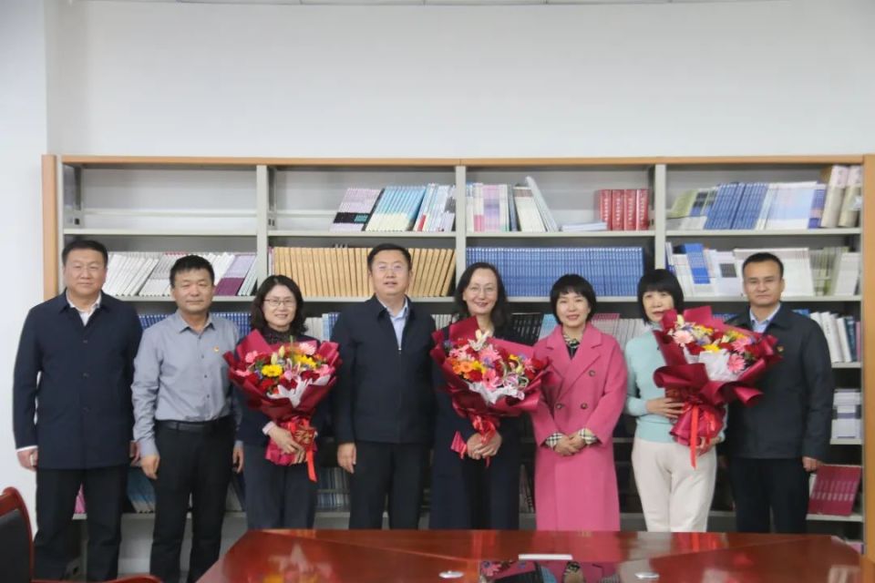 慰问中,雷海,刘德翠详细了解教师们的工作,生活情况