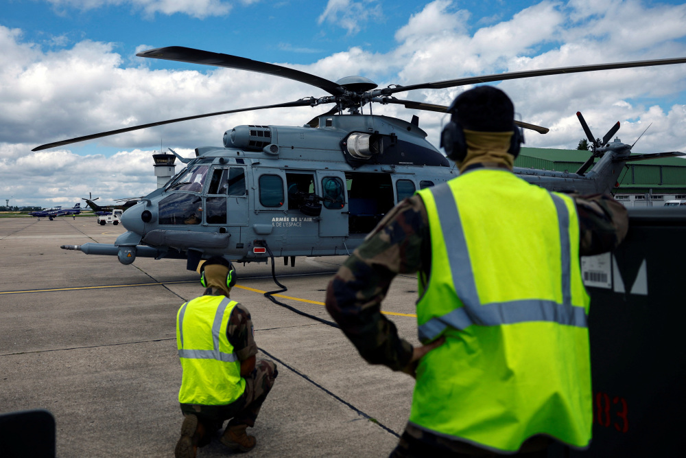 7月10日,一架参加法国国庆日庆典彩排的空中客车h225m直升机在首都