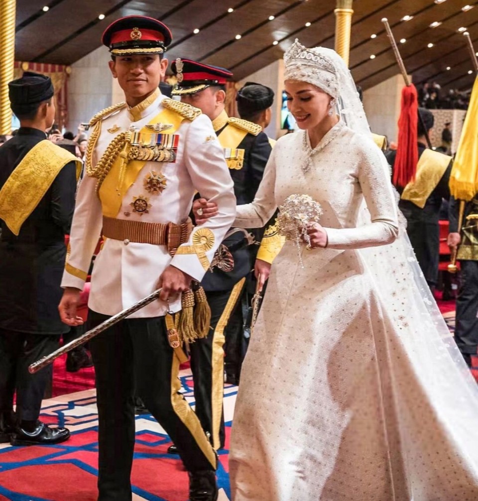 文莱帅王子和混血王妃在婚礼上对视太甜了坐敞篷车向民众致意