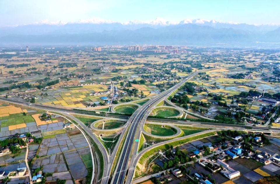 川青铁路,成万高速,成都三绕,绵茂公路穿境而过
