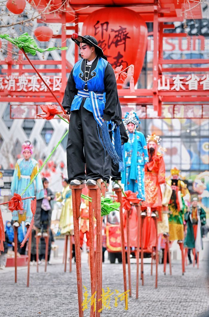 寒潮难挡迎春热,济南街头高跷表演引市民围观_腾讯新闻