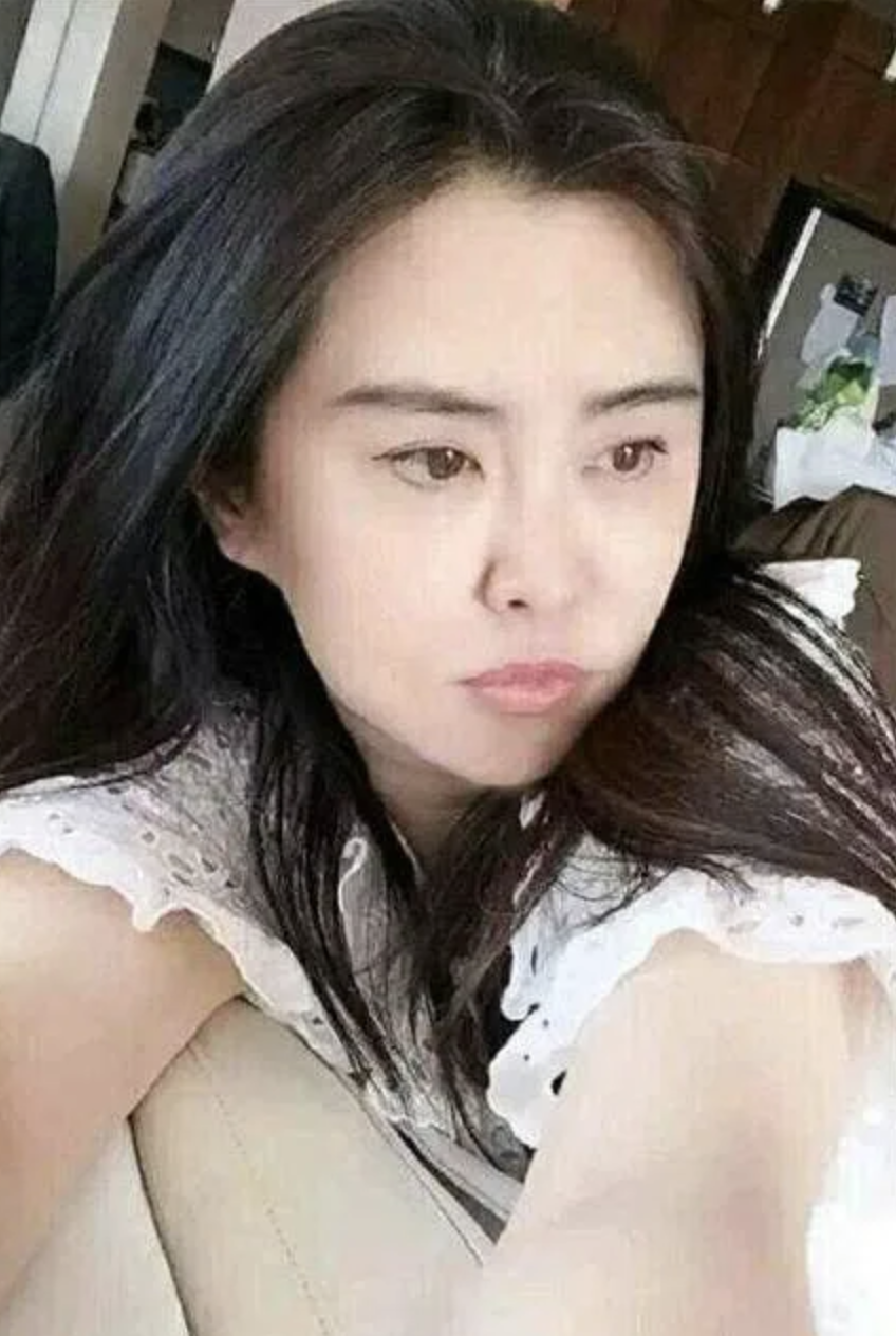 57岁王祖贤近照曝光,穿着宽松身材疑走样?