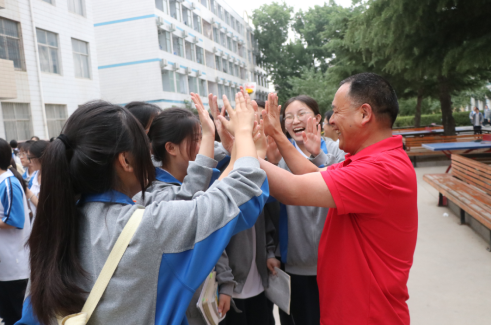 新乡市延津县一中初中部考点,师生击掌助力焦作市第十一中学考点,家长