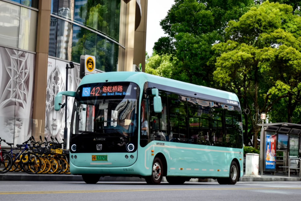 靓丽风景线!多彩公交带你驶入"上海之夏"