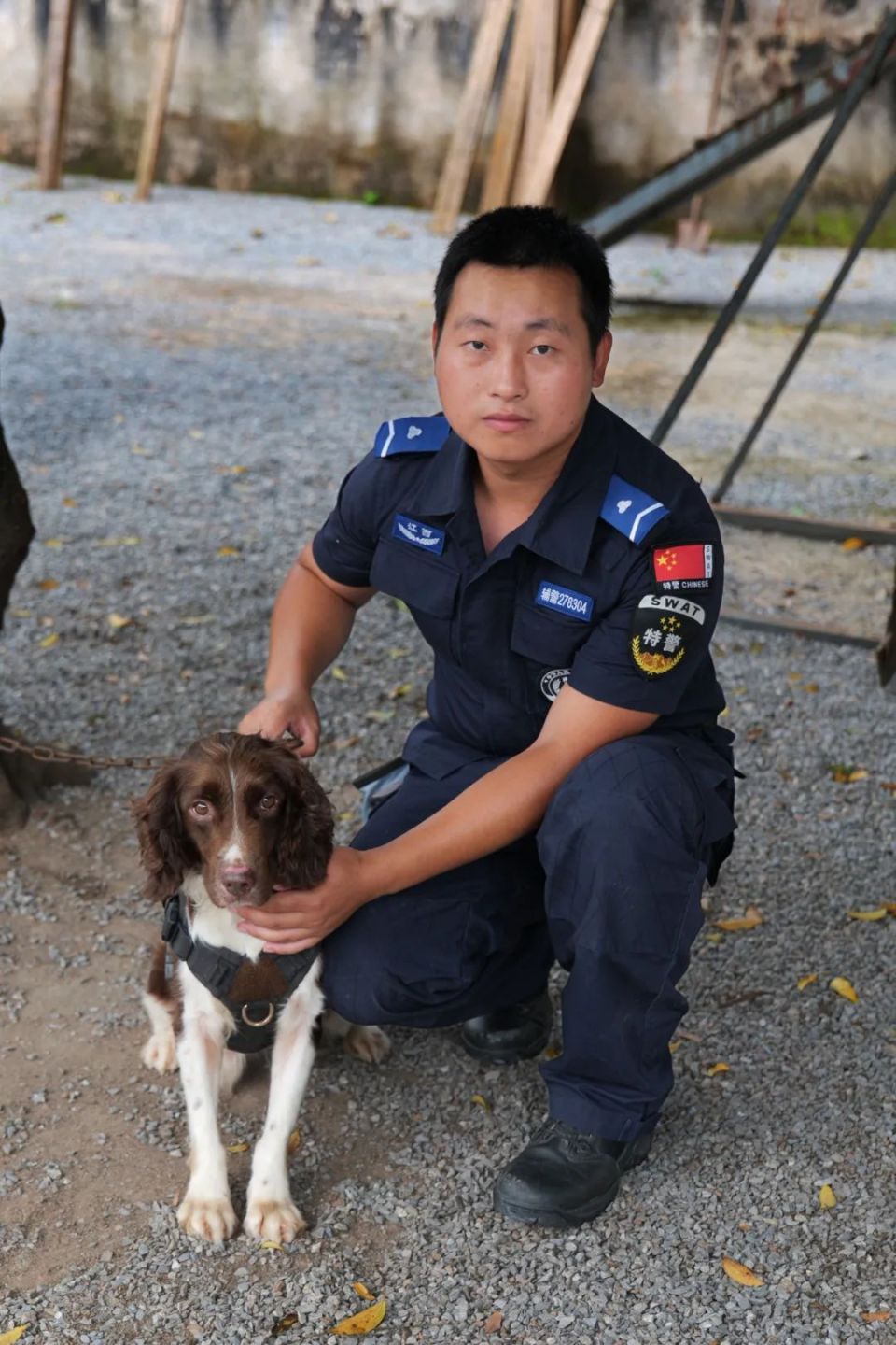警犬训导员王勤盛的真情流露这个"它"就是山东省青岛市公安局缉毒犬"