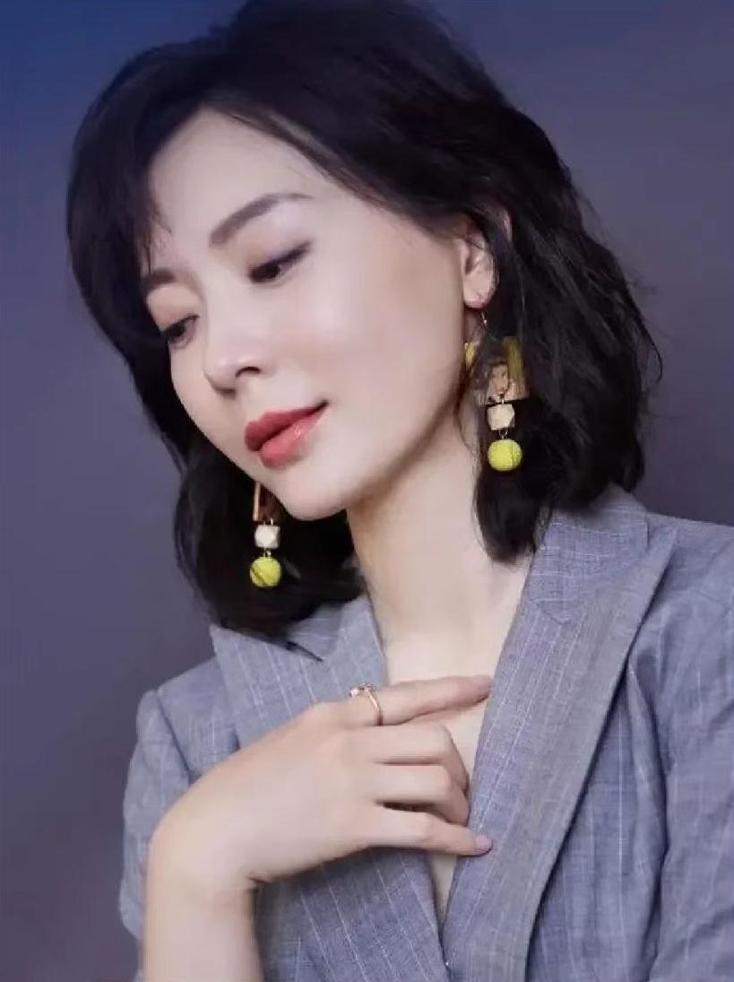 过了40岁的女人:留"过耳"短发更时尚,知性大方又不失女人味插图