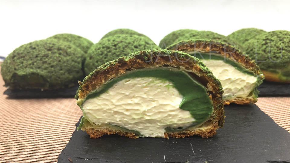 抹茶双色奶油泡芙,丝滑奶油与香醇抹茶,让人回味无穷.