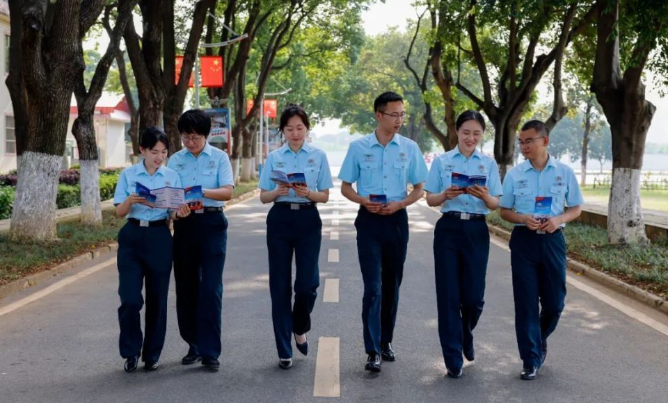 南部空军持续掀起新的文职人员制度学习贯彻热潮