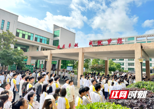 临武一中:安检演练助考生规范迎考