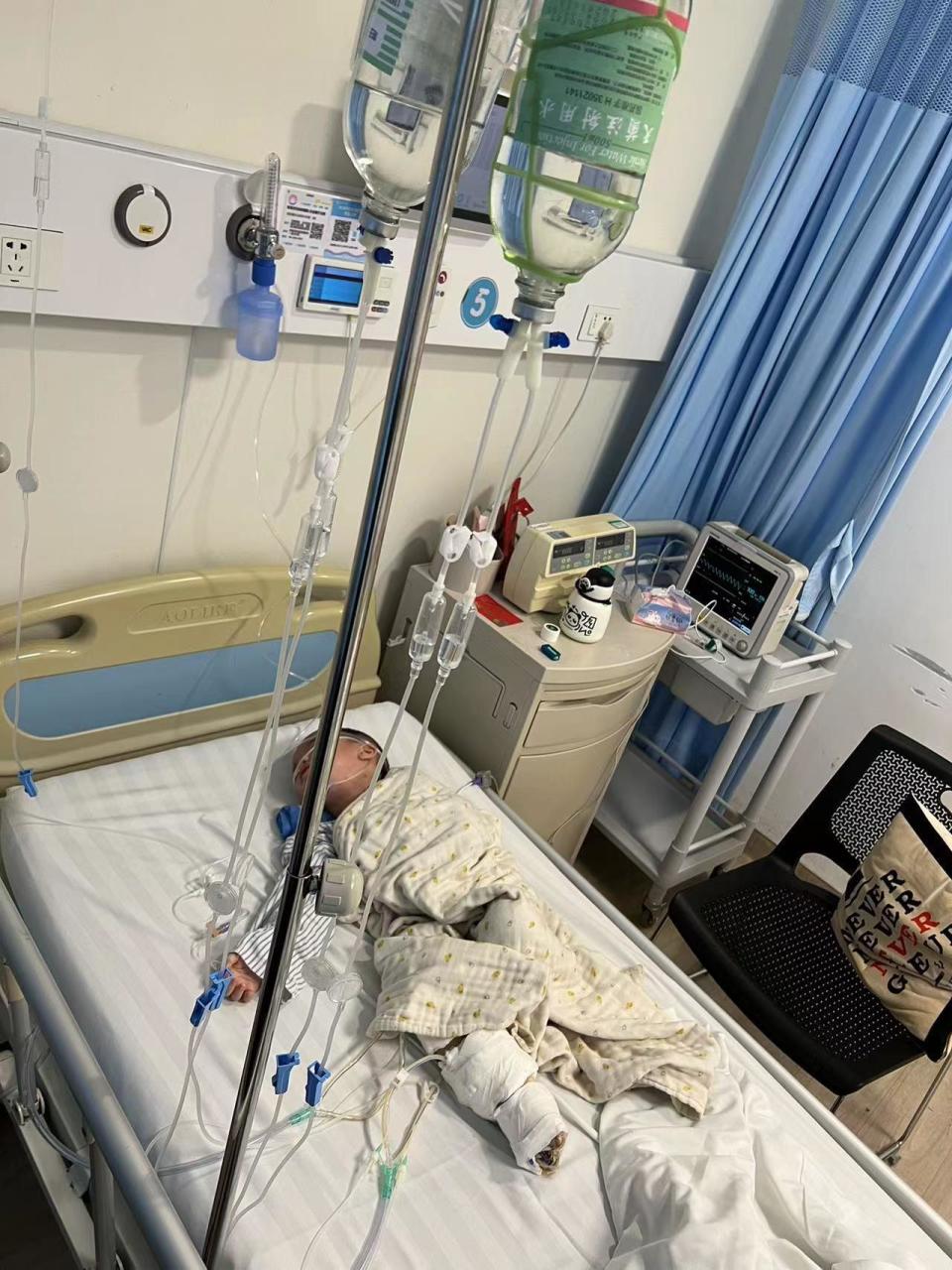 受访者供图谌先生提供的救治视频显示,医生在他帮忙控制住孩子的情况