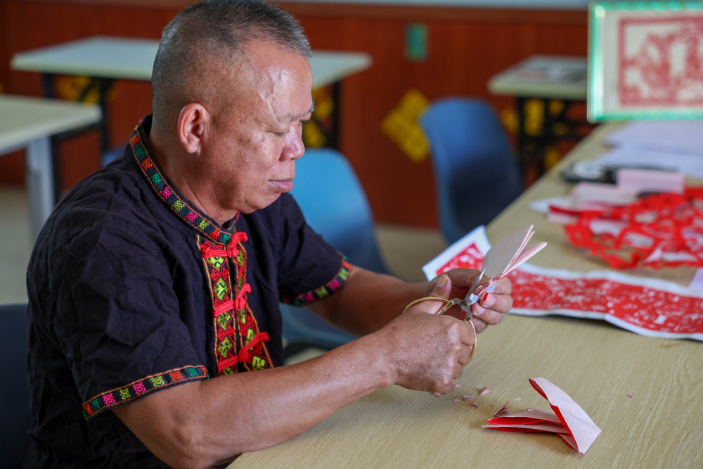 黎族剪纸艺术家剪出少数民族传统体育的精彩