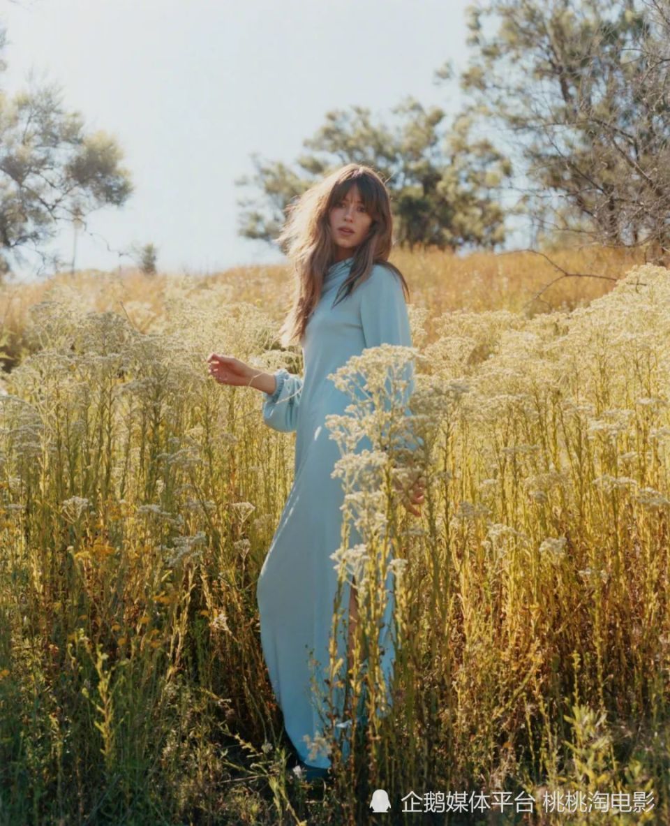 女星黛西·埃德加-琼斯全新杂志大片,文艺女孩行走山野动静皆宜
