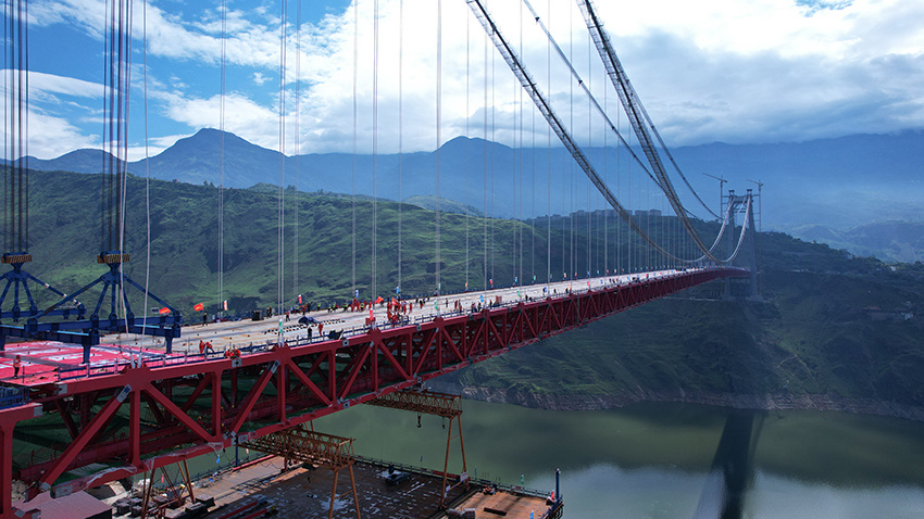 宜(宾)攀(枝花)高速川滇金沙江特大桥合龙