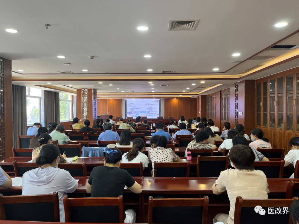 上图是山东省德州市中医医院领导在组织相关人员参加会议同时,北京市