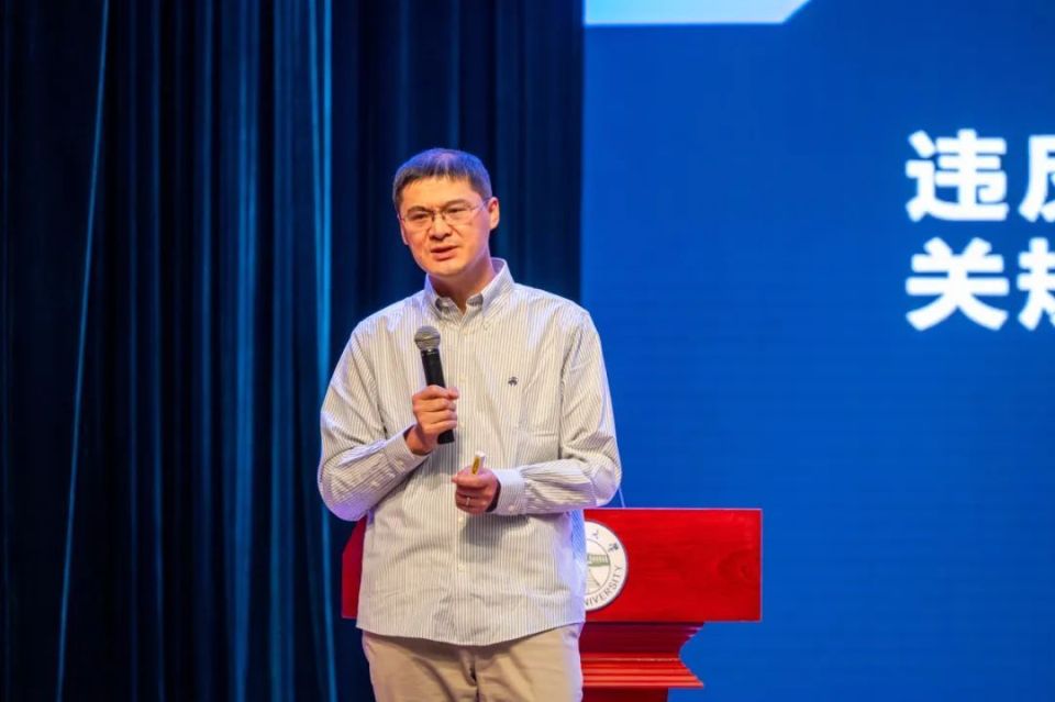 网红教授罗翔来云南校园秒变追星现场