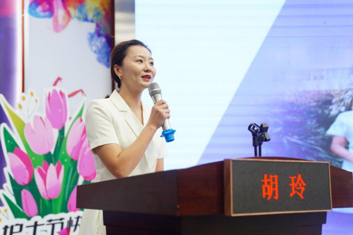 胡玲和花都区人民医院"30年护龄以上"护士利雪燕分别分享了她们的护理