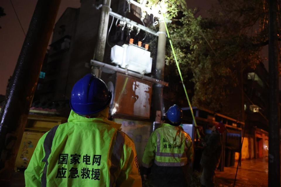 鏖战雨雪昼夜抢修鄂电红马甲全力保障城市可靠供电