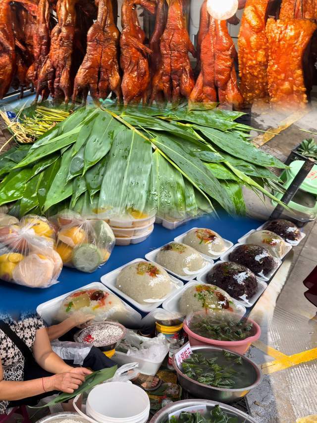 最后还要去逛逛商贸城集市,品尝峨山特色美食,化念烤鸭,峨山舂鸡,油炸