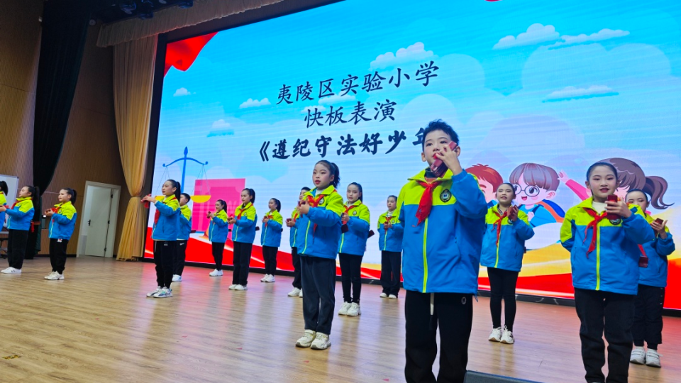 团宜昌市委联合宜昌12355服务台走进宜昌东城小学开展"法治护航