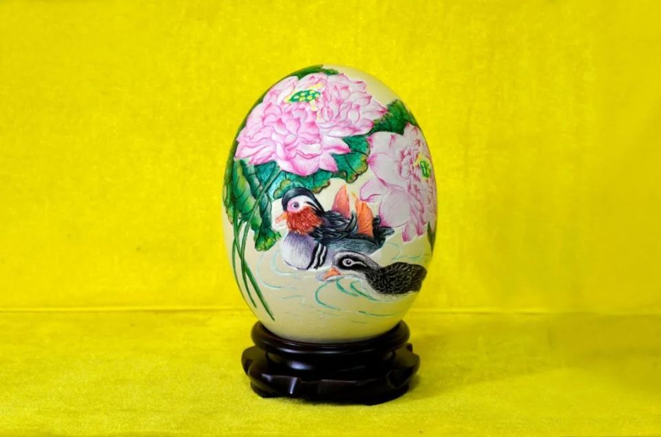 她把"大千世界"刻在2毫米厚的蛋壳上_腾讯新闻