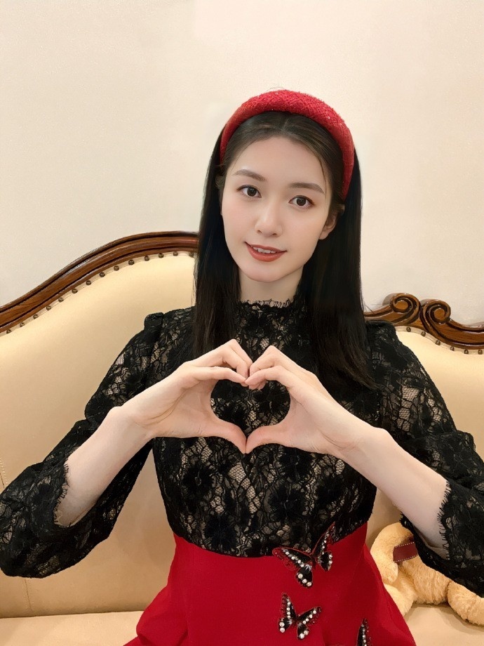 好看郭子瑄晒美照三月最后一天配上我和小熊的合影叭