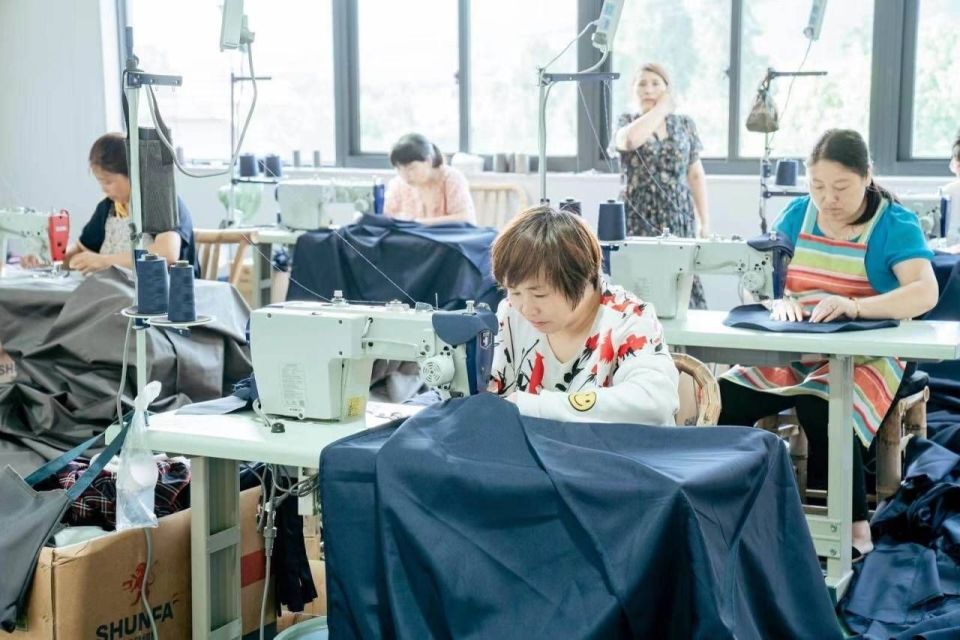 走进永丰镇"留贤·共富工坊",缝纫机的踩踏声不绝于耳,几十名女工