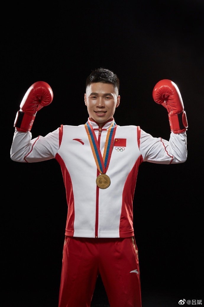专访|吕斌今夜争夺金腰带,这是照亮中国拳击的又一道曙光_腾讯新闻